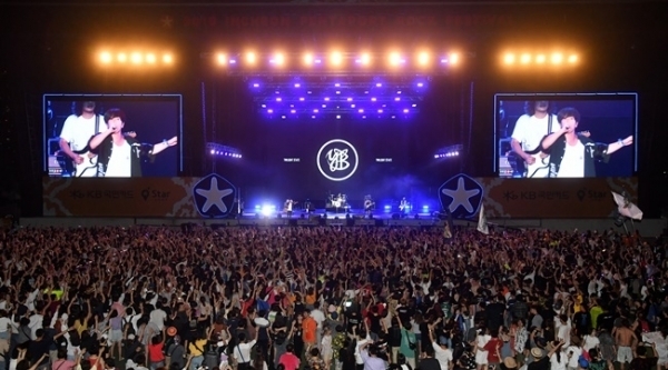 '인천 펜타포트 락 페스티벌 2019'가 개막된 9일 인천 송도국제도시 달빛축제공원에서 윤도현밴드(YB)가 열정적인 공연을 펼치고 있다. 오는 11일까지 계속될 이번 행사는 인천광역시 주최, 인천관광공사와 경기일보가 공동주관했다. 특별취재반