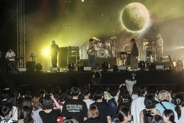 9일 인천 펜타포트락페스티벌에서 선셋 롤러코스터가 공연을 펼치고 있다. 특별취재반