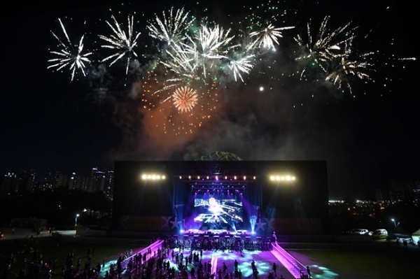 ‘인천 펜타포트 락 페스티벌 2019’ 개회식이 열린  9일 인천 송도달빛축제공원에서  공연장 하늘 위로 멋진 불꽃놀이 쇼가 펼쳐지고 있다. 오는 11일까지 계속되는 이번 행사는 인천광역시 주최 경기일보 주관으로 열렸다. 특별취재반