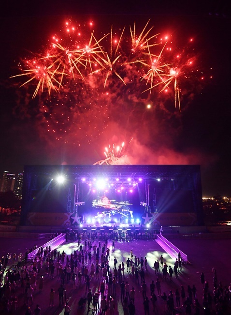 ‘인천 펜타포트 락 페스티벌 2019’ 개회식이 열린  9일 인천 송도달빛축제공원에서  공연장 하늘 위로 멋진 불꽃놀이 쇼가 펼쳐지고 있다. 오는 11일까지 계속되는 이번 행사는 인천광역시 주최 경기일보 주관으로 열렸다. 특별취재반