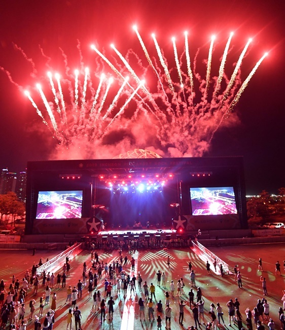 ‘인천 펜타포트 락 페스티벌 2019’ 개회식이 열린  9일 인천 송도달빛축제공원에서  공연장 하늘 위로 멋진 불꽃놀이 쇼가 펼쳐지고 있다. 오는 11일까지 계속되는 이번 행사는 인천광역시 주최 경기일보 주관으로 열렸다. 특별취재반