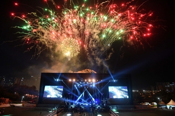 ‘인천 펜타포트 락 페스티벌 2019’ 개회식이 열린  9일 인천 송도달빛축제공원에서  공연장 하늘 위로 멋진 불꽃놀이 쇼가 펼쳐지고 있다. 오는 11일까지 계속되는 이번 행사는 인천광역시 주최 경기일보 주관으로 열렸다. 특별취재반