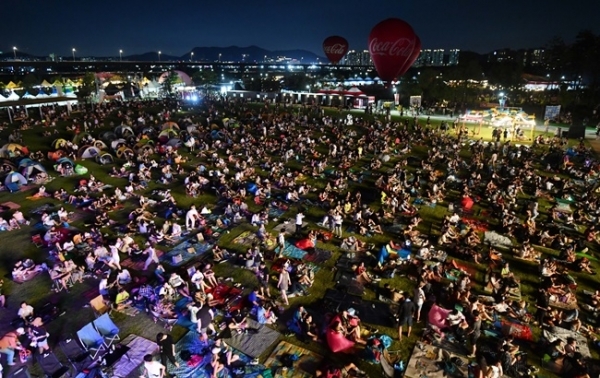 ‘인천 펜타포트 락 페스티벌 2019’가 개막된 9일 인천 송도달빛축제공원에서 행사장을 가득 메운 관람객들이 늦은 밤까지 공연을 즐기고 있다. 오는 11일까지 계속되는 이번 행사는 인천광역시 주최 경기일보 주관으로 열렸다. 특별취재반