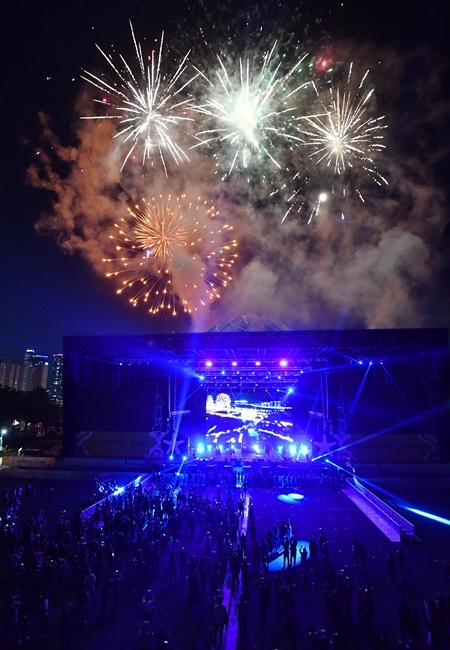 ‘인천 펜타포트 락 페스티벌 2019’ 개회식이 열린 9일 인천 송도달빛축제공원에서 공연장 하늘 위로 멋진 불꽃놀이 쇼가 펼쳐지고 있다. 오는 11일까지 계속되는 이번 행사는 인천광역시 주최 경기일보 주관으로 열렸다. 특별취재반