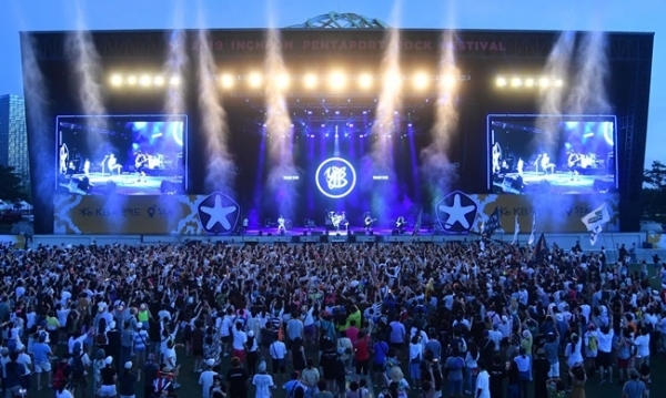 ‘인천 펜타포트 락 페스티벌 2019’가 개막된 9일 인천 송도달빛축제공원에서 행사장을 가득 메운 관람객들이 늦은 밤까지 공연을 즐기고 있다. 오는 11일까지 계속되는 이번 행사는 인천광역시 주최 경기일보 주관으로 열렸다. 특별취재반
