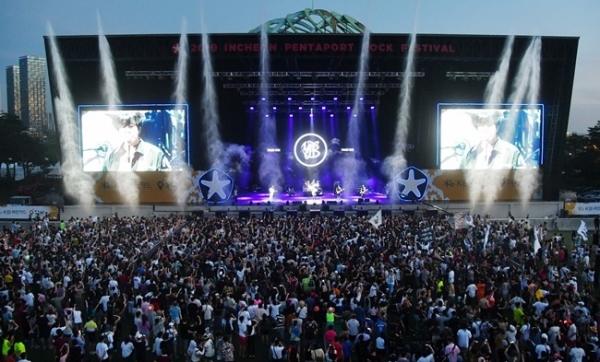 ‘인천 펜타포트 락 페스티벌 2019’가 개막된 9일 인천 송도달빛축제공원에서 행사장을 가득 메운 관람객들이 늦은 밤까지 공연을 즐기고 있다. 오는 11일까지 계속되는 이번 행사는 인천광역시 주최 경기일보 주관으로 열렸다. 특별취재반