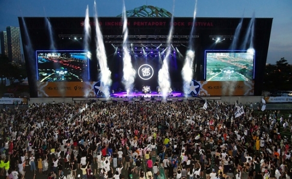 ‘인천 펜타포트 락 페스티벌 2019’가 개막된 9일 인천 송도달빛축제공원에서 행사장을 가득 메운 관람객들이 늦은 밤까지 공연을 즐기고 있다. 오는 11일까지 계속되는 이번 행사는 인천광역시 주최 경기일보 주관으로 열렸다. 특별취재반