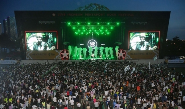 ‘인천 펜타포트 락 페스티벌 2019’가 개막된 9일 인천 송도달빛축제공원에서 행사장을 가득 메운 관람객들이 늦은 밤까지 공연을 즐기고 있다. 오는 11일까지 계속되는 이번 행사는 인천광역시 주최 경기일보 주관으로 열렸다. 특별취재반