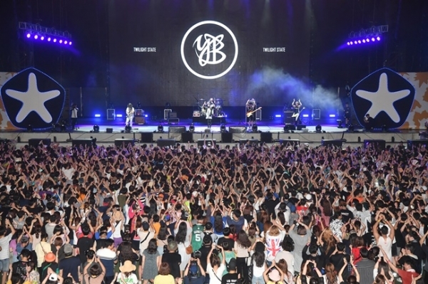 ‘인천 펜타포트 락 페스티벌 2019’가 개막된 9일 인천 송도달빛축제공원에서 행사장을 가득 메운 관람객들이 늦은 밤까지 공연을 즐기고 있다. 오는 11일까지 계속되는 이번 행사는 인천광역시 주최 경기일보 주관으로 열렸다. 특별취재반