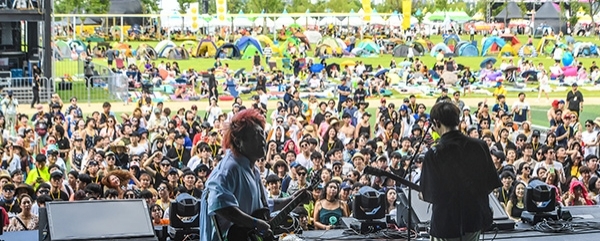 ‘인천 펜타포트 락 페스티벌 2019’ 이틀째인 10일 인천 송도달빛축제공원 특설무대에서 락앤롤라디오(ROCK N ROLL RADIO)가 멋진 공연을 펼치고 있다. 인천광역시 주최, 인천관광공사와 경기일보가 공동주관한 이번 행사는 11일까지 계속된다. 특별취재반