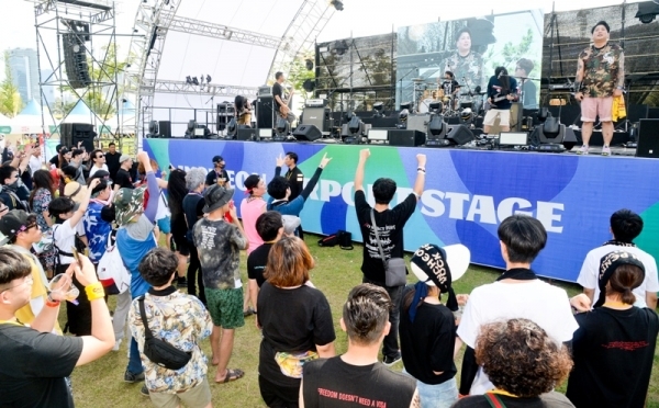 ‘인천 펜타포트 락 페스티벌 2019’ 이틀째인 10일 인천 송도달빛축제공원 INCHEON AIRPORT STAGE에서 락밴드 어비스가 멋진 공연을 펼치고 있다. 인천광역시 주최, 인천관광공사와 경기일보가 공동주관한 이번 행사는 11일까지 계속된다. 특별취재반