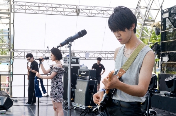 ‘인천 펜타포트 락 페스티벌 2019’ 이틀째인 10일 인천 송도달빛축제공원 INCHEON AIRPORT STAGE에서 밴드 모노플로가 멋진 공연을 펼치고 있다. 인천광역시 주최, 인천관광공사와 경기일보가 공동주관한 이번 행사는 11일까지 계속된다. 특별취재반