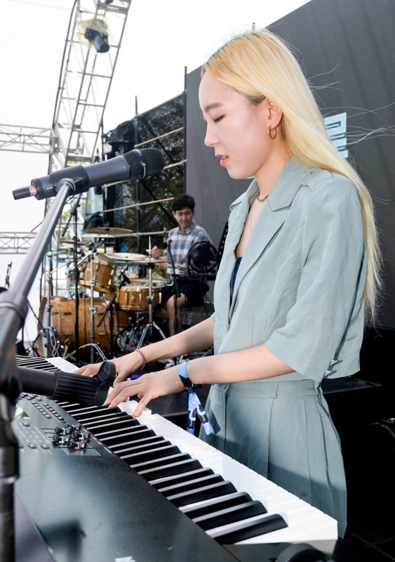 ‘인천 펜타포트 락 페스티벌 2019’ 이틀째인 10일 인천 송도달빛축제공원 INCHEON AIRPORT STAGE에서 밴드 모노플로가 멋진 공연을 펼치고 있다. 인천광역시 주최, 인천관광공사와 경기일보가 공동주관한 이번 행사는 11일까지 계속된다. 특