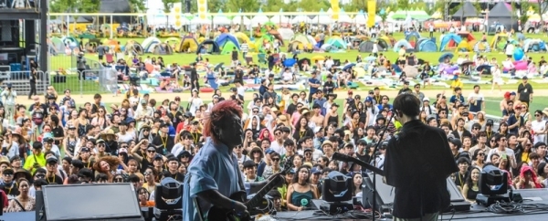 ‘인천 펜타포트 락 페스티벌 2019’ 이틀째인 10일 인천 송도달빛축제공원 특설무대에서 락앤롤라디오(ROCK N ROLL RADIO)가 멋진 공연을 펼치고 있다. 인천광역시 주최, 인천관광공사와 경기일보가 공동주관한 이번 행사는 11일까지 계속된다. 특별취재반