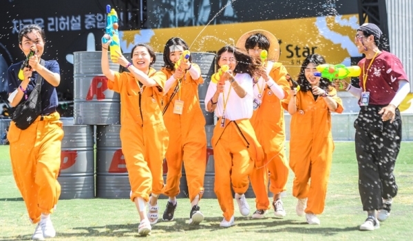 ‘인천 펜타포트 락 페스티벌 2019’ 이틀째인 10일 인천 송도달빛축제공원에서 펜타소년단이 기념촬영을 하고 있다. 인천광역시 주최, 인천관광공사와 경기일보가 공동주관한 이번 행사는 11일까지 계속된다. 특별취재반
