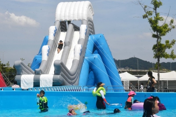‘인천 펜타포트 락 페스티벌 2019’ 이틀째인 10일 인천 송도달빛축제공원에 마련된 워터슬라이드에서 시민들이 물놀이를 하며 더위를 식히고 있다. 인천광역시 주최, 인천관광공사와 경기일보가 공동주관한 이번 행사는 11일까지 계속된다. 특별취재반