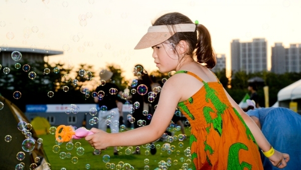 ‘인천 펜타포트 락 페스티벌 2019’가 개막된 9일 인천 송도달빛축제공원에서 락페스티벌을 찾은 관객들이 즐거운시간을 보내고 있다. 멋진 공연을 펼치고 있다. 오는 11일까지 계속되는 이번 행사는 인천광역시 주최, 인천관광공사와 경기일보가 공동 주관했다. 특별취재반
