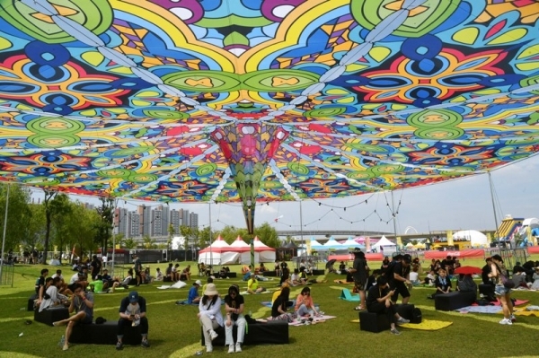 ‘인천 펜타포트 락 페스티벌 2019’ 이틀째인 10일 인천 송도달빛축제공원에서 관람객들이 대형 그늘막에서 더위를 식히고 있다. 인천광역시 주최, 인천관광공사와 경기일보가 공동주관한 이번 행사는 11일까지 계속된다. 특별취재반