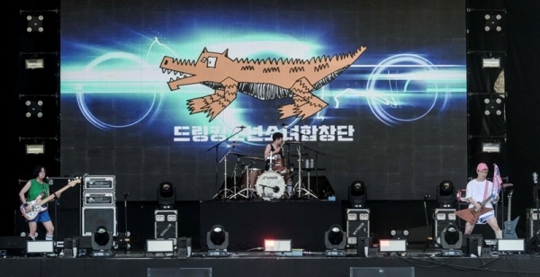 ‘인천 펜타포트 락 페스티벌 2019’ 이틀째인 10일 인천 송도달빛축제공원 특설무대에서    드링킹소년소녀합창단이 멋진 공연을 펼치고 있다. 인천광역시 주최, 인천관광공사와 경기일보가 공동주관한 이번 행사는 11일까지 계속된다. 특별취재반