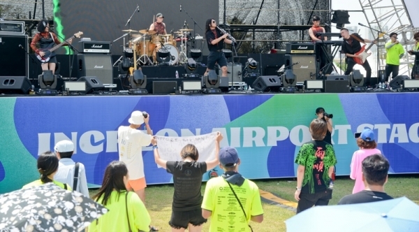 ‘인천 펜타포트 락 페스티벌 2019’ 이틀째인 10일 인천 송도달빛축제공원 INCHEON AIRPORT STAGE에서 AMAZING SHOW 밴드가 멋진 공연을 펼치고 있다. 인천광역시 주최, 인천관광공사와 경기일보가 공동주관한 이번 행사는 11일까지 계속된다. 특별취재반