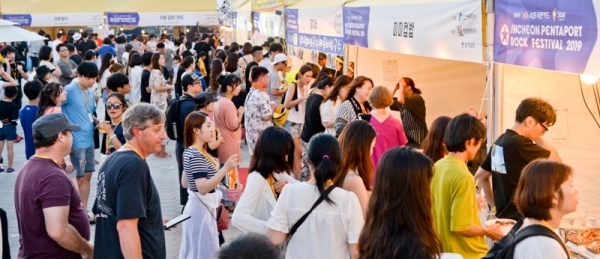 ‘인천 펜타포트 락 페스티벌 2019’가 개막된 9일 인천 송도달빛축제공원에서 락페스티벌을 찾은 관객들이 즐거운시간을 보내고 있다. 멋진 공연을 펼치고 있다. 오는 11일까지 계속되는 이번 행사는 인천광역시 주최, 인천관광공사와 경기일보가 공동 주관했다. 특