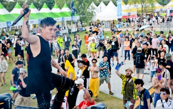 ‘인천 펜타포트 락 페스티벌 2019’ 이틀째인 10일 인천 송도달빛축제공원 INCHEON AIRPORT STAGE에서 락밴드 해머링이 멋진 공연을 펼치고 있다. 인천광역시 주최, 인천관광공사와 경기일보가 공동주관한 이번 행사는 11일까지 계속된다. 특별취재반