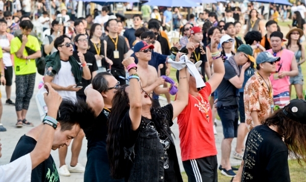 ‘인천 펜타포트 락 페스티벌 2019’ 이틀째인 10일 인천 송도달빛축제공원 INCHEON AIRPORT STAGE에서 락밴드 해머링이 멋진 공연을 펼치고 있다. 인천광역시 주최, 인천관광공사와 경기일보가 공동주관한 이번 행사는 11일까지 계속된다. 특별취재반