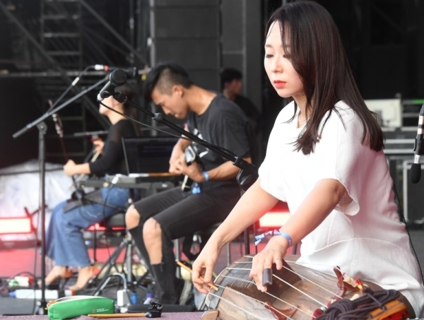 ‘인천 펜타포트 락 페스티벌 2019’ 이틀째인 10일 인천 송도달빛축제공원 특설무대에서 잠비나이(JAMBINAI)가 멋진 공연을 펼치고 있다. 인천광역시 주최, 인천관광공사와 경기일보가 공동주관한 이번 행사는 11일까지 계속된다. 특별취재반
