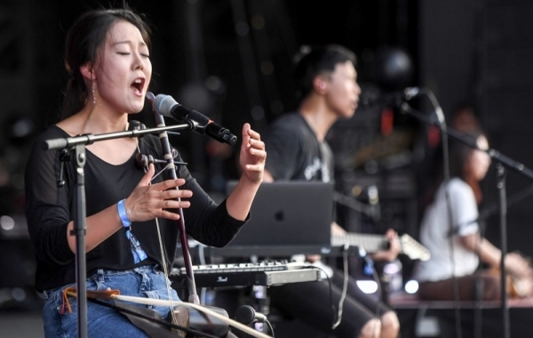 ‘인천 펜타포트 락 페스티벌 2019’ 이틀째인 10일 인천 송도달빛축제공원 특설무대에서 잠비나이(JAMBINAI)가 멋진 공연을 펼치고 있다. 인천광역시 주최, 인천관광공사와 경기일보가 공동주관한 이번 행사는 11일까지 계속된다. 특별취재반