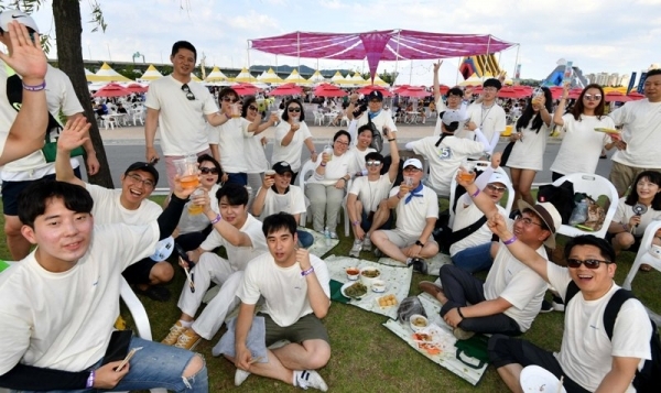 ‘인천 펜타포트 락 페스티벌 2019’ 이틀째인 10일 인천 송도달빛축제공원에서 단체로 나들이 나온 한 IT기업 임직원들이 즐거운 시간을 보내고 있다. 인천광역시 주최, 인천관광공사와 경기일보가 공동주관한 이번 행사는 11일까지 계속된다. 특별취재반