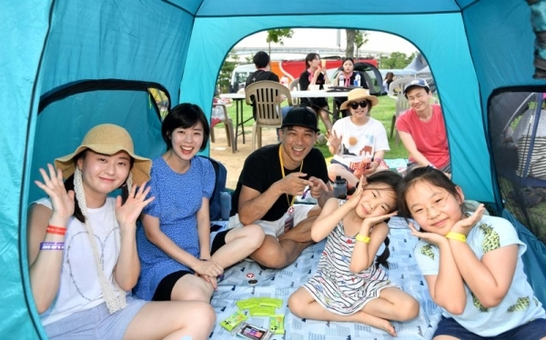‘인천 펜타포트 락 페스티벌 2019’ 이틀째인 10일 인천 송도달빛축제공원에서 가족단위 관람객들이 텐트를 치고 즐거운 시간을 보내고 있다. 인천광역시 주최, 인천관광공사와 경기일보가 공동주관한 이번 행사는 11일까지 계속된다. 특별취재반