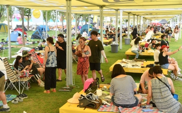 ‘인천 펜타포트 락 페스티벌 2019’ 이틀째인 10일 인천 송도달빛축제공원에서 관람객들이 다양하게 꾸며진 휴식공간을 찾아 음식과 공연을 즐기고 있다. 인천광역시 주최, 인천관광공사와 경기일보가 공동주관한 이번 행사는 11일까지 계속된다. 특별취재반