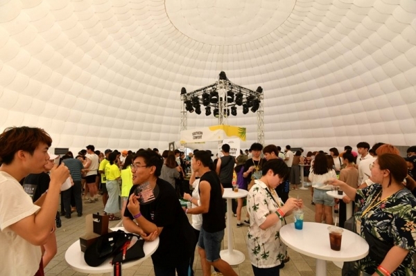 ‘인천 펜타포트 락 페스티벌 2019’ 이틀째인 10일 인천 송도달빛축제공원에서 관람객들이 다양하게 꾸며진 휴식공간을 찾아 음식과 공연을 즐기고 있다. 인천광역시 주최, 인천관광공사와 경기일보가 공동주관한 이번 행사는 11일까지 계속된다. 특별취재반