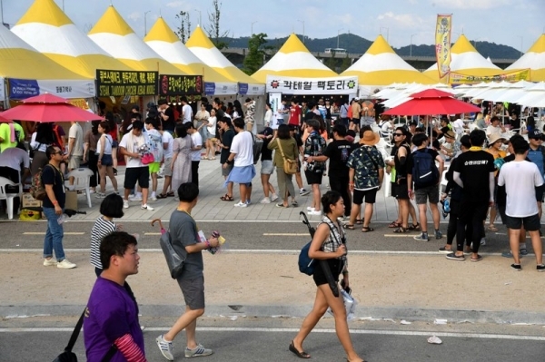 ‘인천 펜타포트 락 페스티벌 2019’ 이틀째인 10일 인천 송도달빛축제공원에서 관람객들이 다양하게 꾸며진 휴식공간을 찾아 음식과 공연을 즐기고 있다. 인천광역시 주최, 인천관광공사와 경기일보가 공동주관한 이번 행사는 11일까지 계속된다. 특별취재반