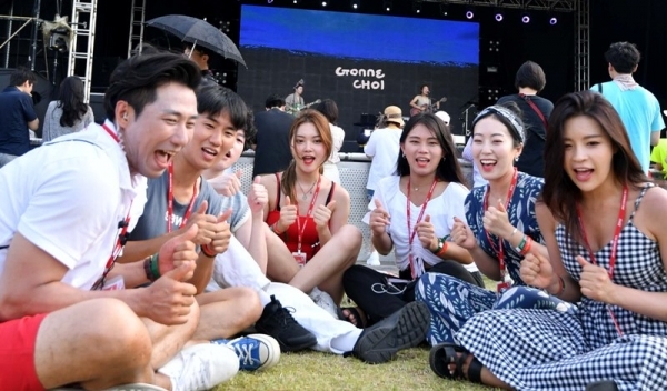 ‘인천 펜타포트 락 페스티벌 2019’ 이틀째인 10일 인천 송도달빛축제공원 행사장에서 유튜버들이 일인 방송을 촬영하고 있다. 인천광역시 주최, 인천관광공사와 경기일보가 공동주관한 이번 행사는 11일까지 계속된다. 특별취재반