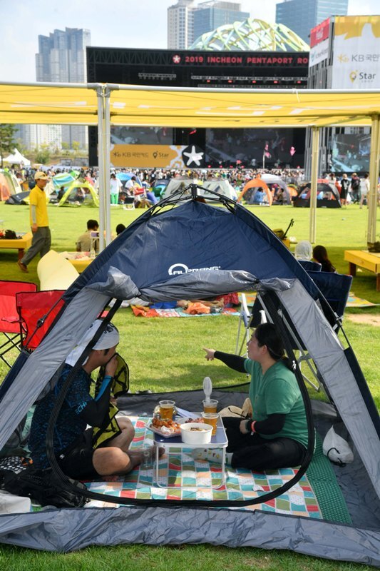 ‘인천 펜타포트 락 페스티벌 2019’ 이틀째인 10일 인천 송도달빛축제공원에서 관람객들이 다양하게 꾸며진 휴식공간을 찾아 음식과 공연을 즐기고 있다. 인천광역시 주최, 인천관광공사와 경기일보가 공동주관한 이번 행사는 11일까지 계속된다. 특별취재반