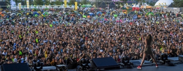 ‘인천 펜타포트 락 페스티벌 2019’ 이틀째인 10일 인천 송도달빛축제공원 특설무대에서 어게인스트 더 커런트가 멋진 공연을 펼치고 있다. 인천광역시 주최, 인천관광공사와 경기일보가 공동주관한 이번 행사는 11일까지 계속된다.