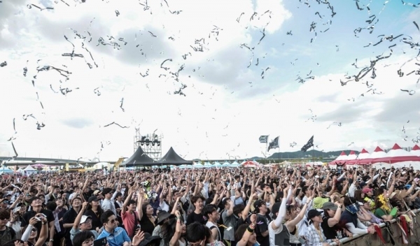 ‘인천 펜타포트 락 페스티벌 2019’ 이틀째인 10일 인천 송도달빛축제공원에서 관람객들이 환호를 보내며 공연을 즐기고 있다. 인천광역시 주최, 인천관광공사와 경기일보가 공동주관한 이번 행사는 11일까지 계속된다. 특별취재반