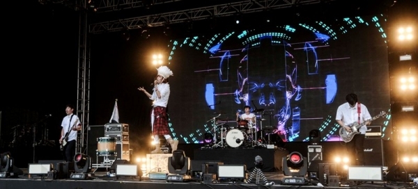 ‘인천 펜타포트 락 페스티벌 2019’ 이틀째인 10일 인천 송도달빛축제공원에서 내귀에도청장치가 멋진 공연을 펼치고 있다. 인천광역시 주최, 인천관광공사와 경기일보가 공동주관한 이번 행사는 11일까지 계속된다. 특별취재반