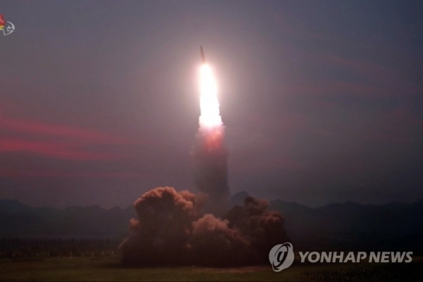 북한이 지난 6일 김정은 국무위원장이 참관한 가운데 '신형전술유도탄 위력시위발사'를 했다고 조선중앙TV가 7일 보도했다. 사진은 중앙TV가 공개한 것으로, 황해남도 서부작전비행장에서 쏘아올려진 단거리 탄도미사일 추정 발사체가 상공으로 솟아오르고 있다.  /연합뉴스