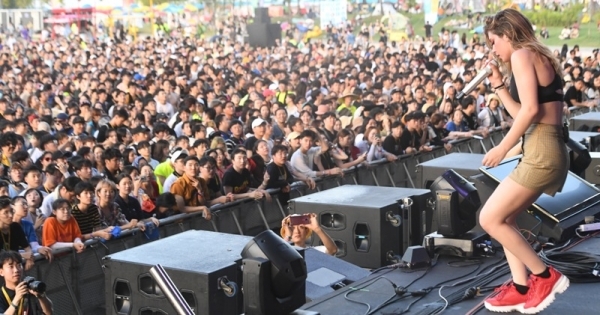 ‘인천 펜타포트 락 페스티벌 2019’ 이틀째인 10일 인천 송도달빛축제공원 특설무대에서 어게인스트더커런트가 멋진 공연을 펼치고 있다. 인천광역시 주최, 인천관광공사와 경기일보가 공동주관한 이번 행사는 11일까지 계속된다. 특별취재반