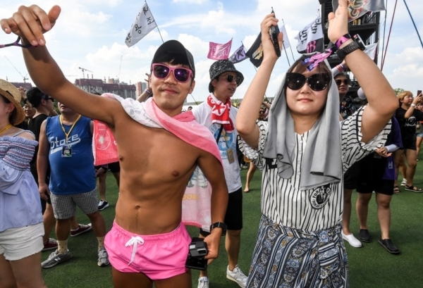 ‘인천 펜타포트 락 페스티벌 2019'에서 관객들이 즐거운 시간을 보내고 있다.인천광역시 주최, 인천관광공사와 경기일보가 공동주관한 이번 행사는 11일까지 계속된다. 특별취재반