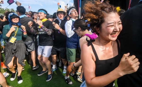 ‘인천 펜타포트 락 페스티벌 2019'에서 관객들이 즐거운 시간을 보내고 있다.인천광역시 주최, 인천관광공사와 경기일보가 공동주관한 이번 행사는 11일까지 계속된다. 특별취재반