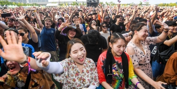 ‘인천 펜타포트 락 페스티벌 2019'에서 관객들이 즐거운 시간을 보내고 있다.인천광역시 주최, 인천관광공사와 경기일보가 공동주관한 이번 행사는 11일까지 계속된다. 특별취재반