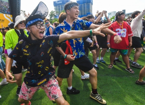 ‘인천 펜타포트 락 페스티벌 2019'에서 관객들이 즐거운 시간을 보내고 있다.인천광역시 주최, 인천관광공사와 경기일보가 공동주관한 이번 행사는 11일까지 계속된다. 특별취재반