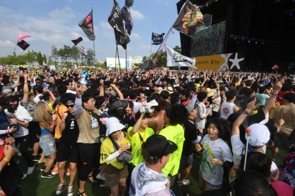 ‘인천 펜타포트 락 페스티벌 2019'에서 관객들이 즐거운 시간을 보내고 있다.인천광역시 주최, 인천관광공사와 경기일보가 공동주관한 이번 행사는 11일까지 계속된다. 특별취재반