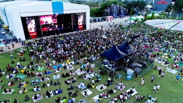‘인천 펜타포트 락 페스티벌 2019’ 이틀째인 10일 인천 송도달빛축제공원에서 많은 관객들이 즐거운 시간을 보내고 있다. 인천광역시 주최, 인천관광공사와 경기일보가 공동주관한 이번 행사는 11일까지 계속된다. 특별취재반