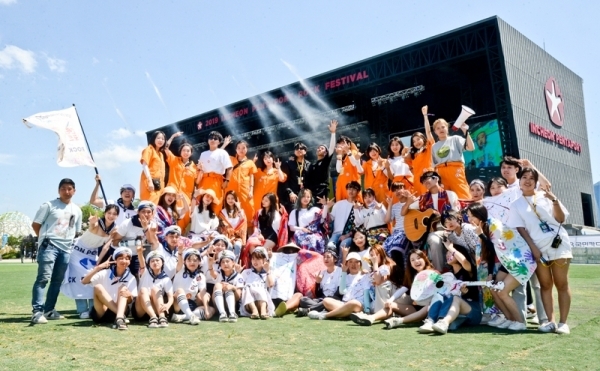 '인천 펜타포트 락 페스티벌 2019' 사흘째인 11일 인천 송도달빛축제공원 특설무대에서 자원봉사학생들이 기념촬영을 하고 있다.특별취재반