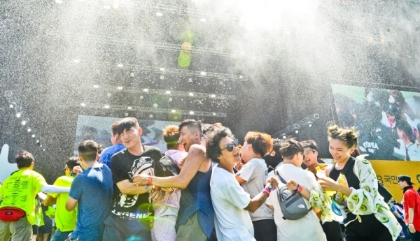'인천 펜타포트 락 페스티벌 2019' 사흘째인 11일 인천 송도달빛축제공원 특설무대에서 관객들이 멋진 공연을 즐기고 있다.특별취재반
