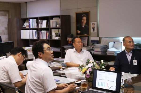 정동균 양평군수가 양평문화재단 설립 타당성용역 중간보고를 받고 있다